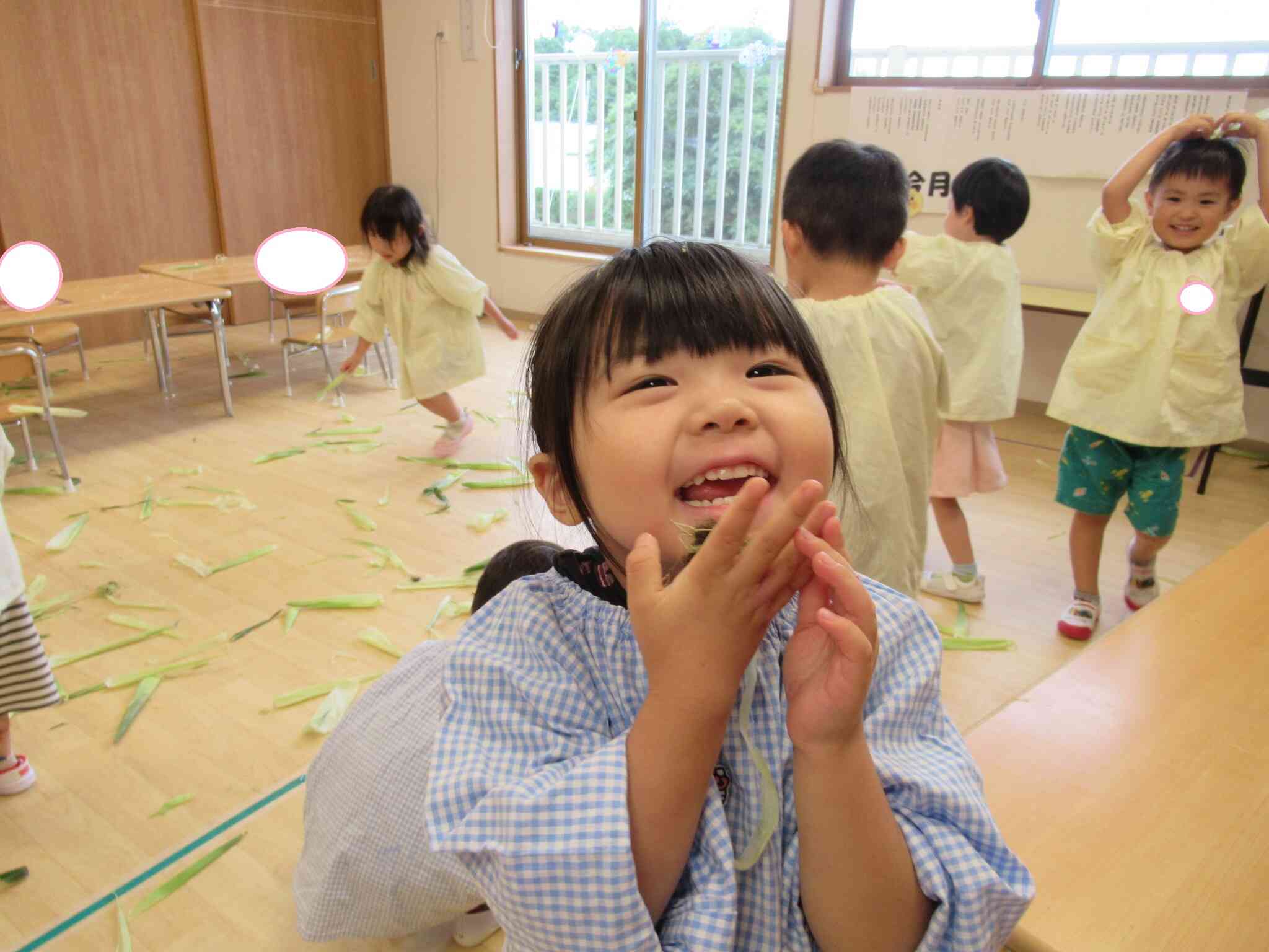 とうもろこし剥き 3歳児｜ニチイキッズ北上むらさきの保育園｜ニチイキッズ